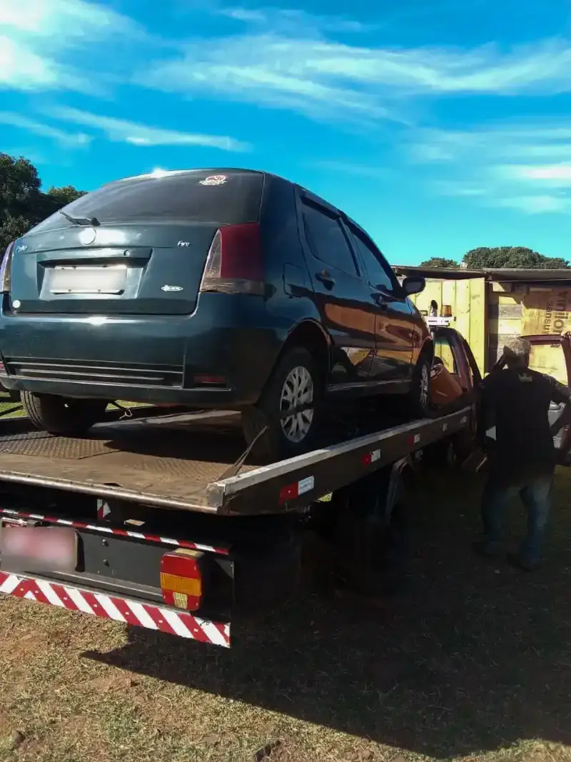 Carro de passeio sendo transportado com segurança
